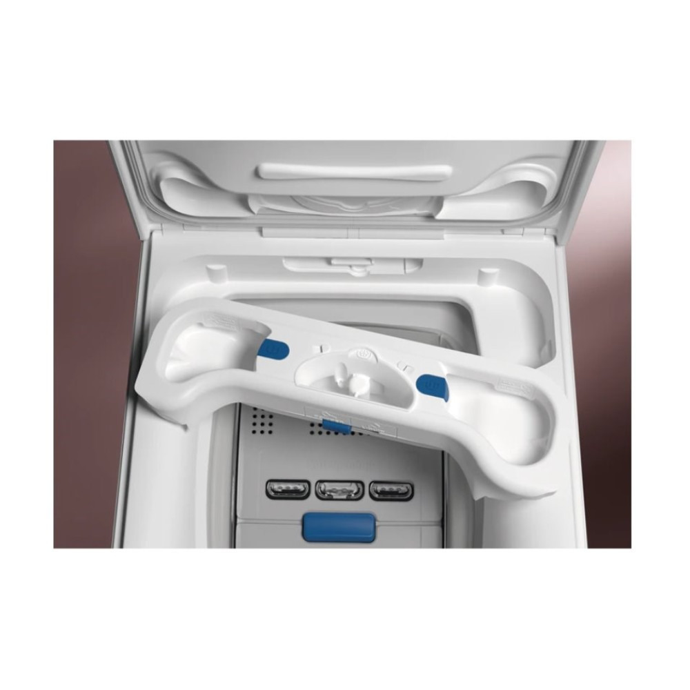 Zbliżenie białej komory pralki. Biały uchwyt z niebieskimi akcentami leży nad szufladą na detergent. Maszyna jest otwarta.