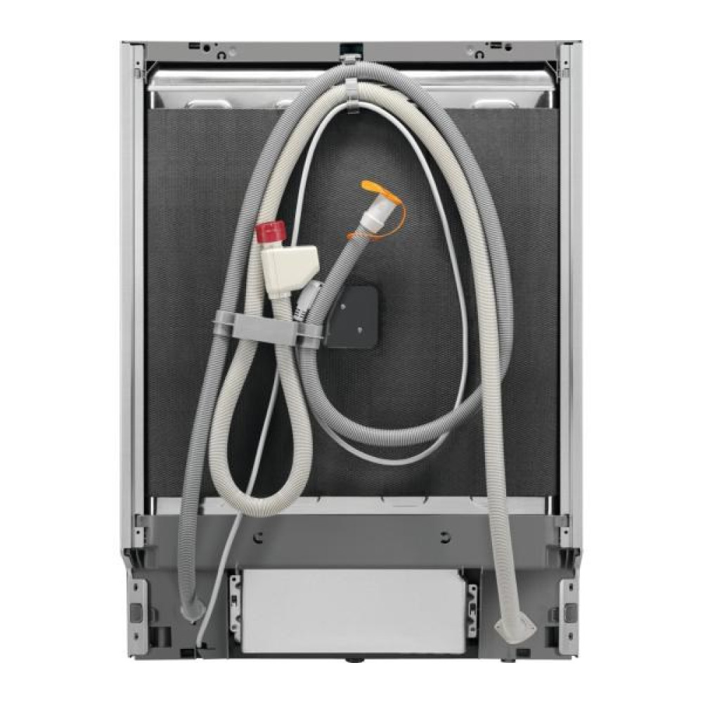 Tył zmywarki. Pokazuje węże, złącza i czarny panel izolacyjny. Białe pudełko na dole.