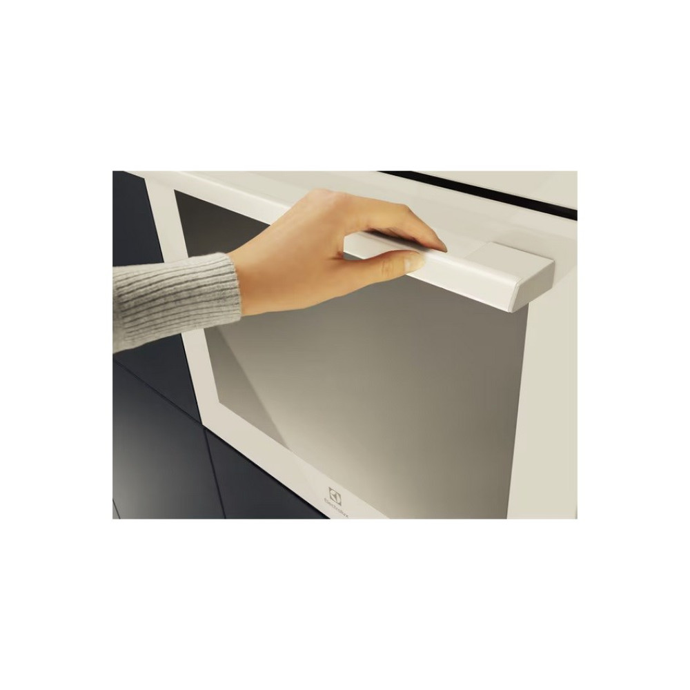 Ręka otwiera białe drzwi piekarnika. Piekarnik ma białą ramę i szare wnętrze. Tło jest granatowe.