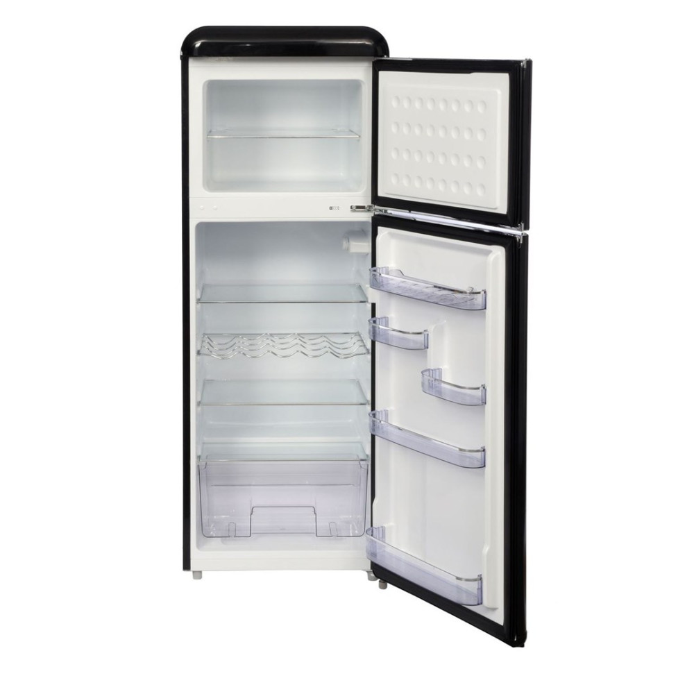 Un frigorifero bianco e nero con la porta aperta. L'interno ha ripiani e un cassetto. Anche la porta ha ripiani.