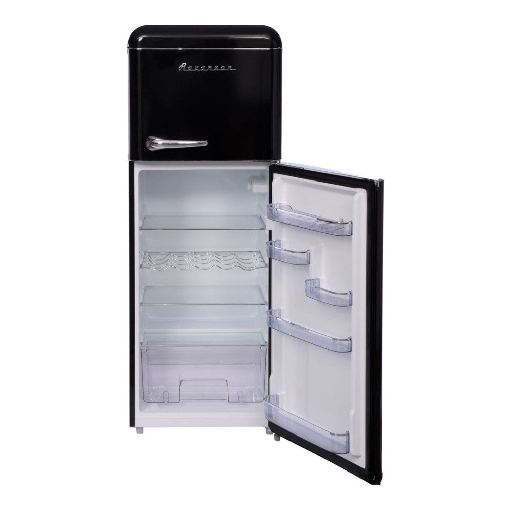 Un frigorifero nero retrò con la porta aperta. All'interno ci sono ripiani e un cassetto per la verdura. La porta ha ripiani.