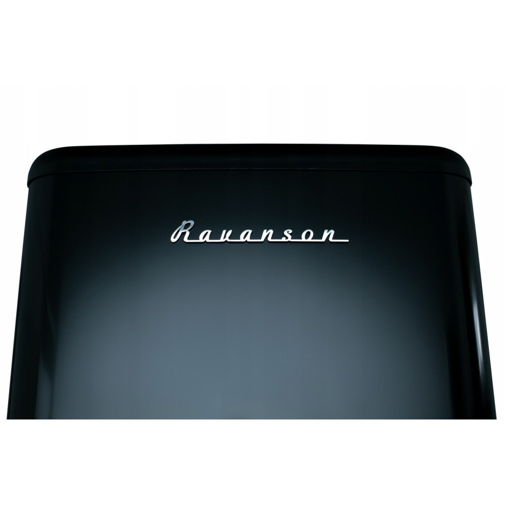 Zbliżenie czarnej lodówki z napisem "Ravanson" srebrnymi literami. Lodówka stoi na białym tle.
