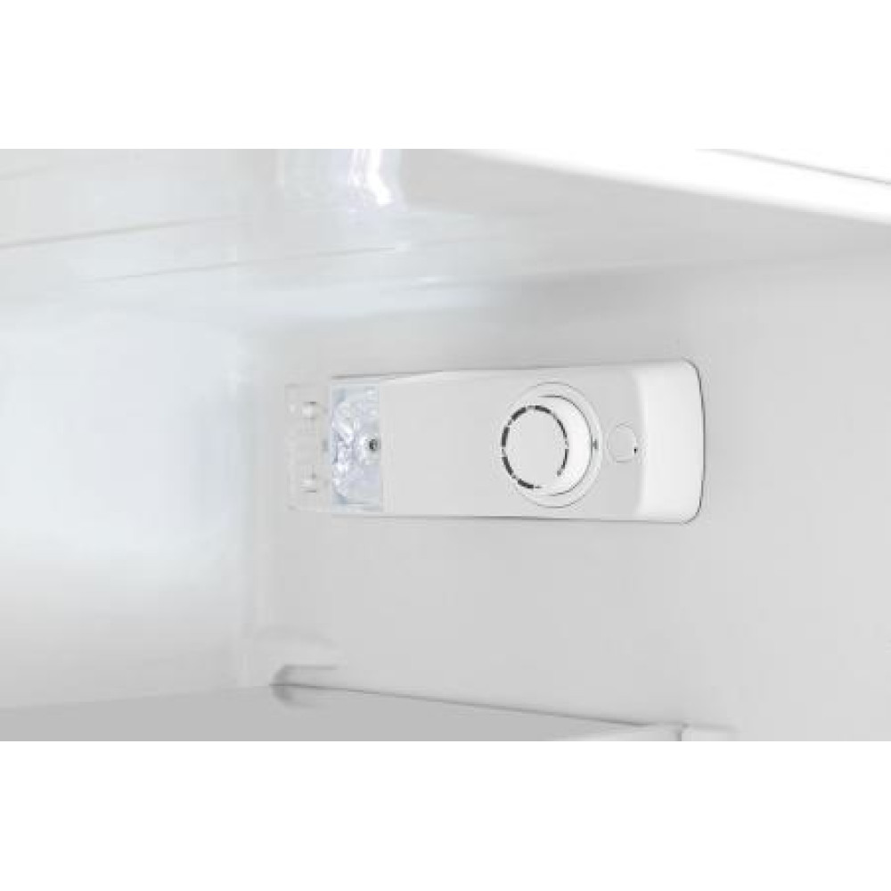 Im Inneren eines Kühlschranks. Eine weiße Steuertafel mit Knopf und Licht ist an der Wand befestigt. Der Innenraum ist weiß.