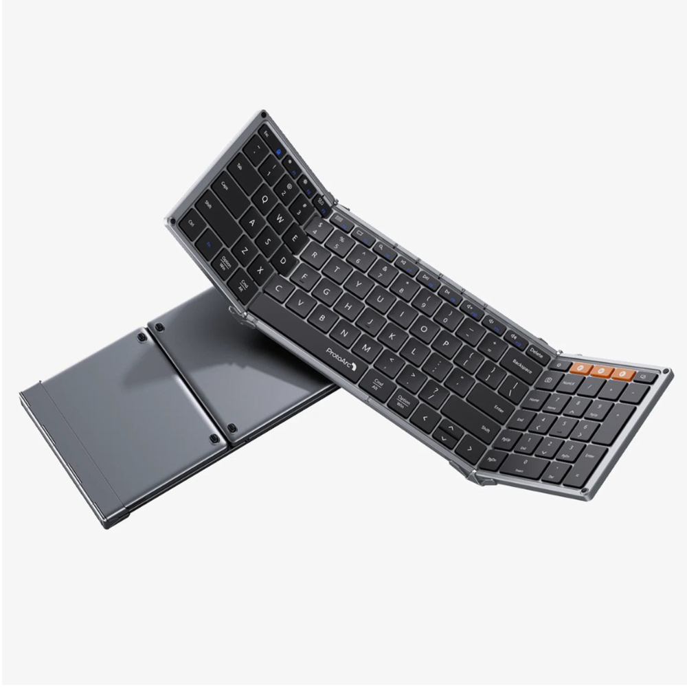 Eine faltbare schwarz-silberne Tastatur wird teilweise geöffnet dargestellt. Sie hat Standardtasten und eine orangefarbene Entf-Taste. Der Hintergrund ist weiß.