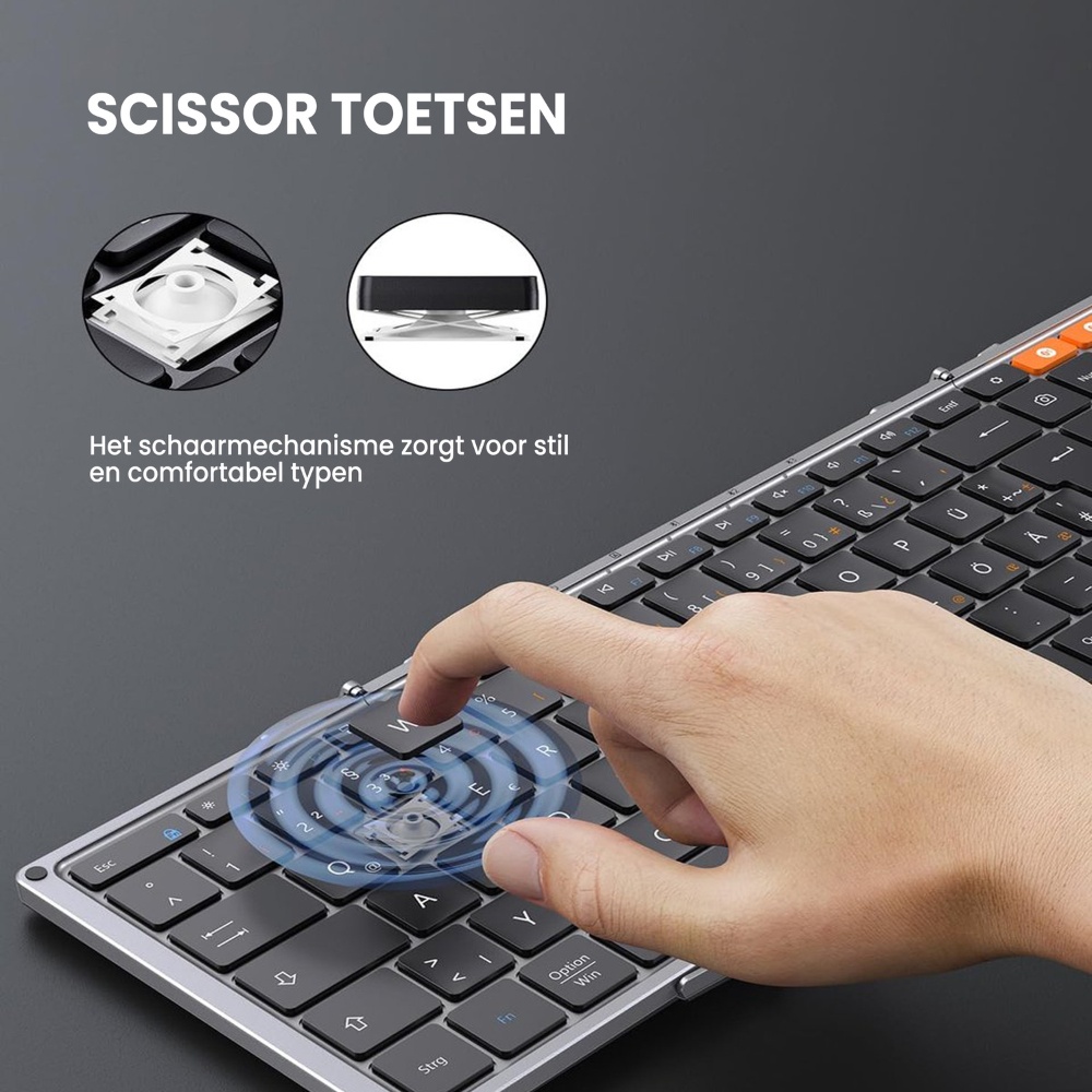 Eine Hand drückt die W-Taste auf einer silber-schwarzen Tastatur. Zwei Kreise zeigen Scheren-Tastendetails. Text: 'SCISSOR TOETSEN'.