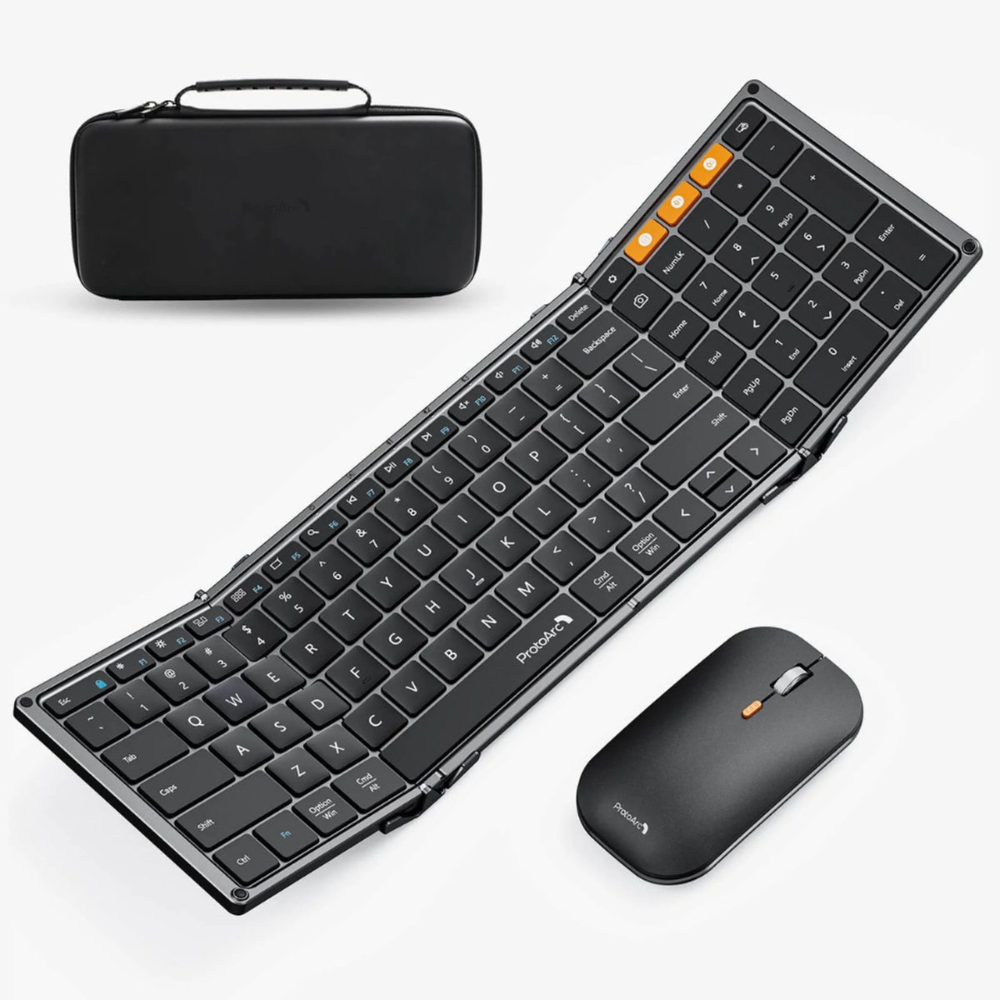 Eine schwarze Tastatur, Maus und Tragetasche liegen auf einer weißen Oberfläche. Die Tastatur ist gefaltet.