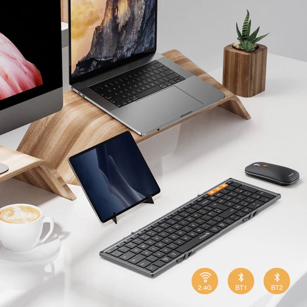 Schreibtisch mit Laptop, Tablet, Tastatur, Maus und Pflanze. Kaffeetasse links. Symbole für drahtlose Konnektivität sind sichtbar.