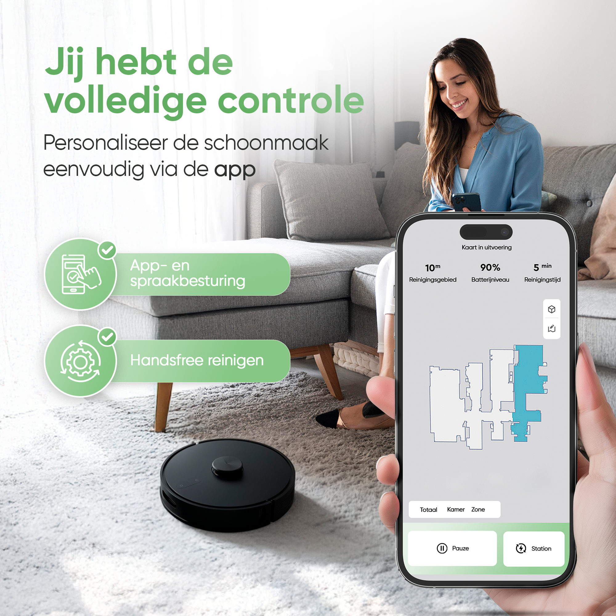 Une femme utilise une application téléphonique pour contrôler un aspirateur robot. Des superpositions de texte annoncent les fonctions.