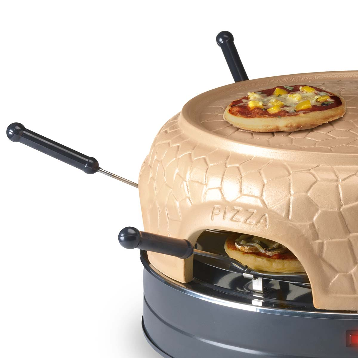 Ein Pizzaofen mit einer Pizza oben drauf. Er hat eine hellbraune Außenseite mit dem Wort 'PIZZA'. Im Ofen befindet sich eine Pizza.