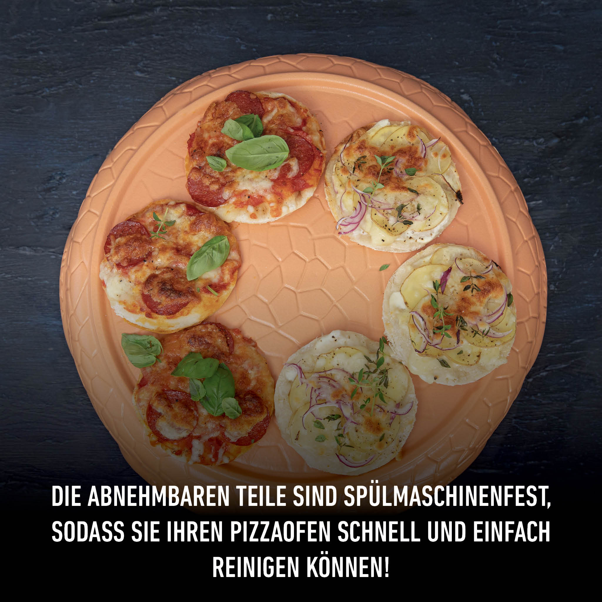 Sechs Mini-Pizzen auf einem orangen Teller. Einige haben Peperoni, andere Kartoffeln und Zwiebeln. Dunkler Hintergrund.