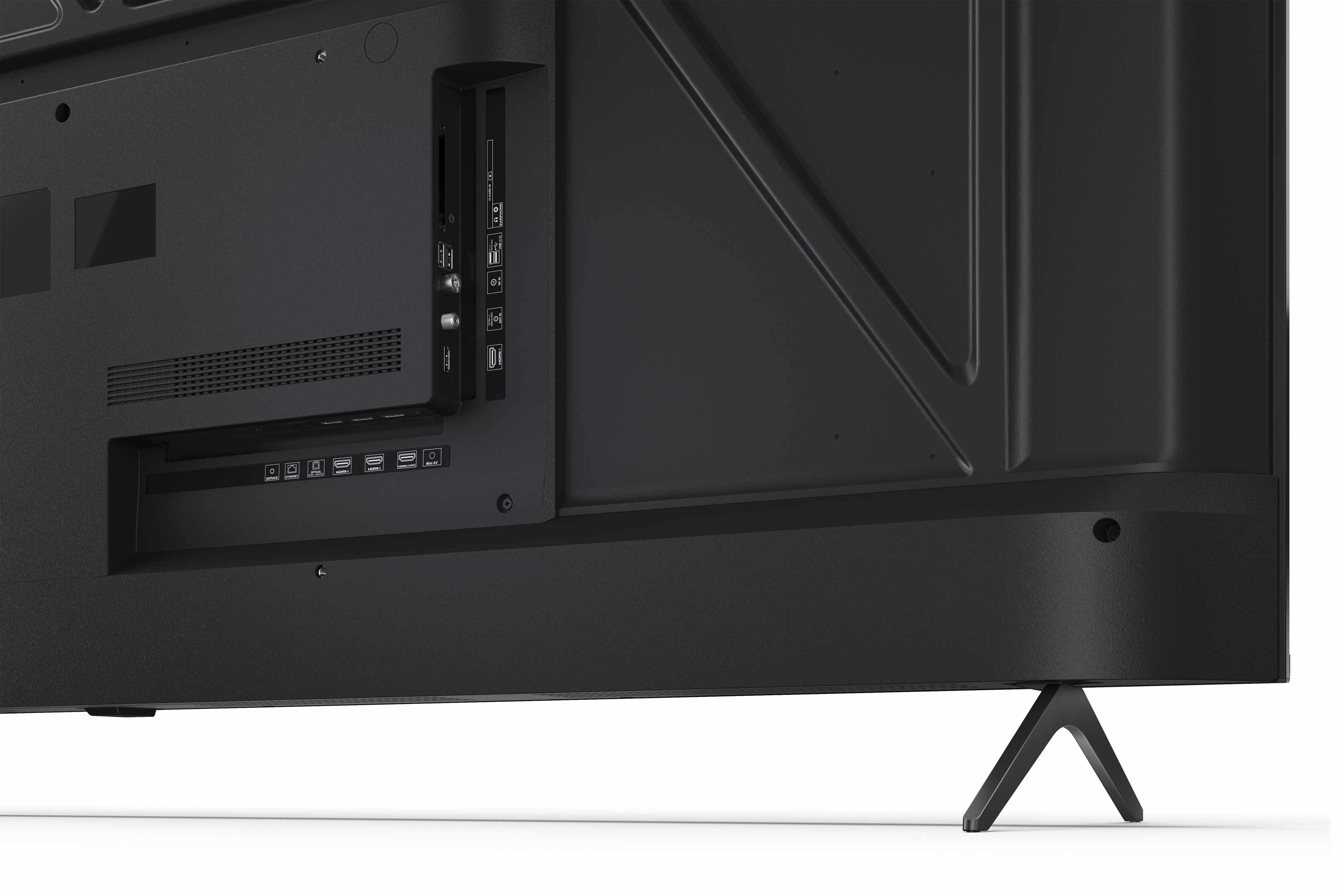Schwarze TV-Rückseite mit Anschlüssen und Ständer. Enthält HDMI-Anschlüsse und andere Eingänge. TV steht auf weißem Untergrund.