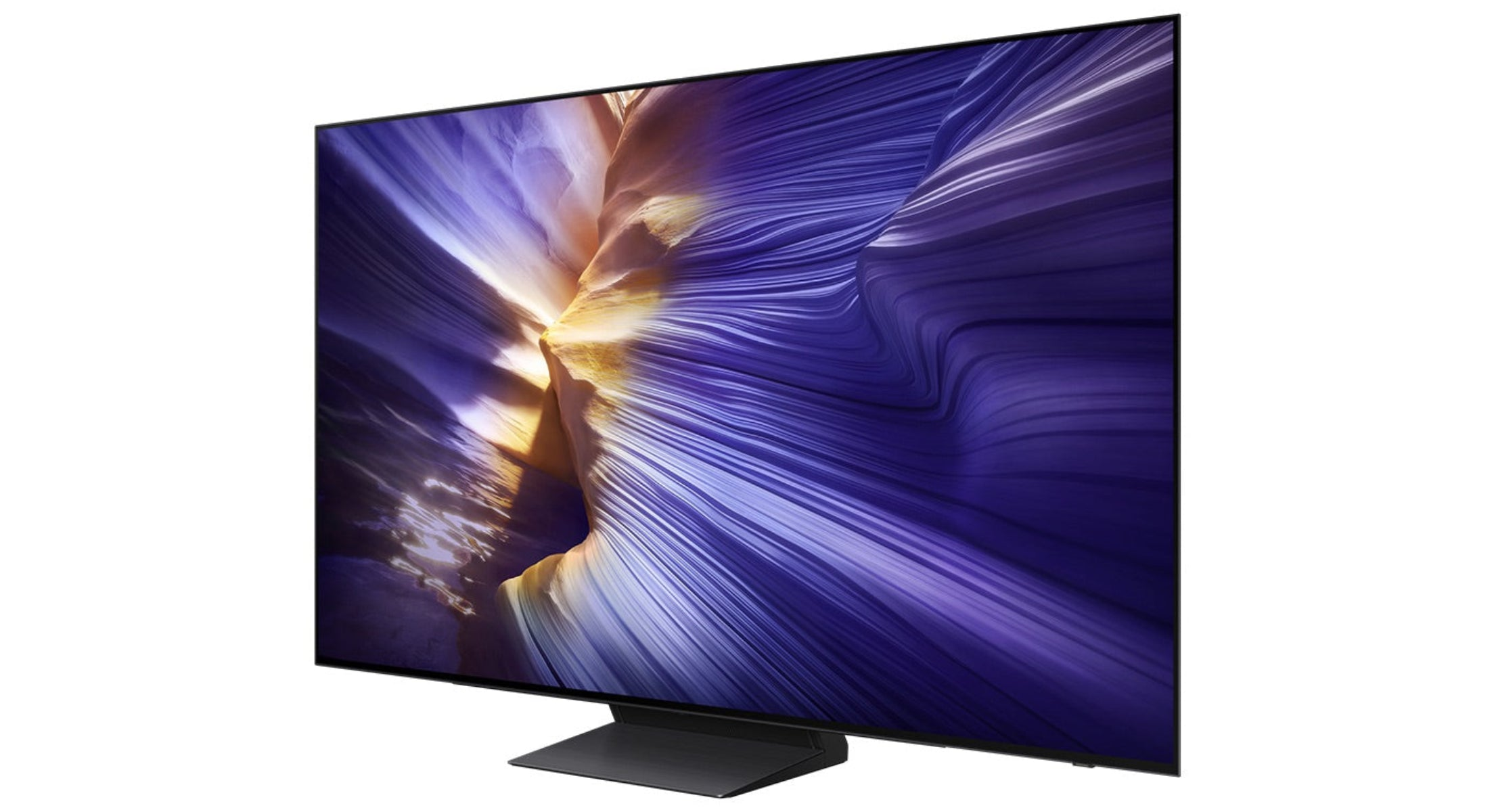 Une grande télévision moderne avec un cadre noir. L'écran affiche un motif abstrait violet et or. Elle repose sur un pied noir.
