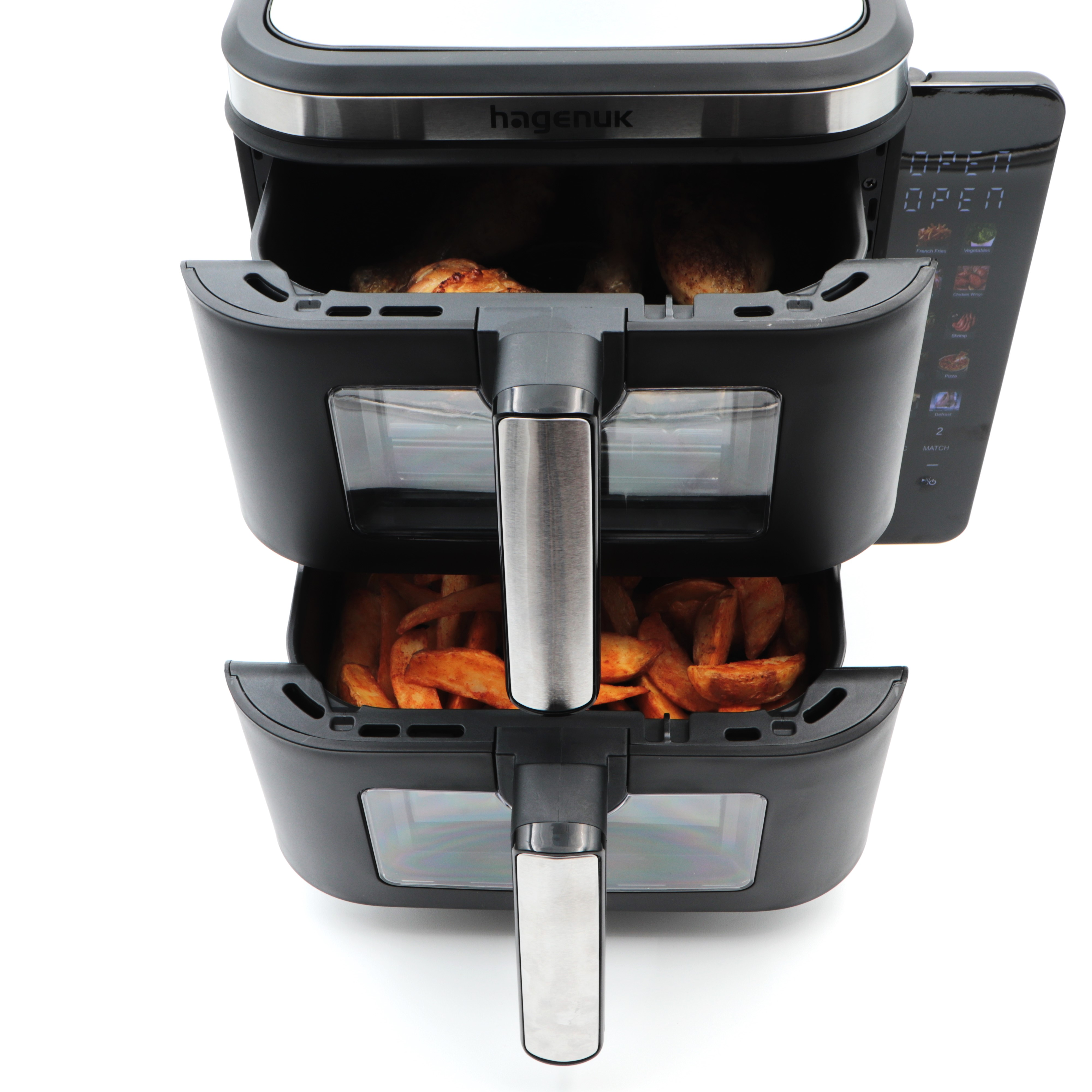 Ein schwarzer Airfryer mit zwei Schubladen, eine mit Pommes, die andere mit Essen. Es steht auf einer weißen Oberfläche.