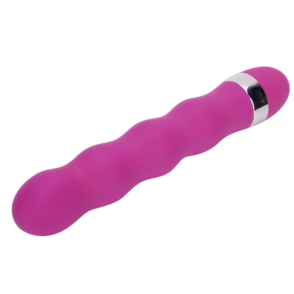 Ein pinkfarbener Vibrator mit wellenförmigem Design und einem silbernen Ring oben. Der Hintergrund ist weiß.