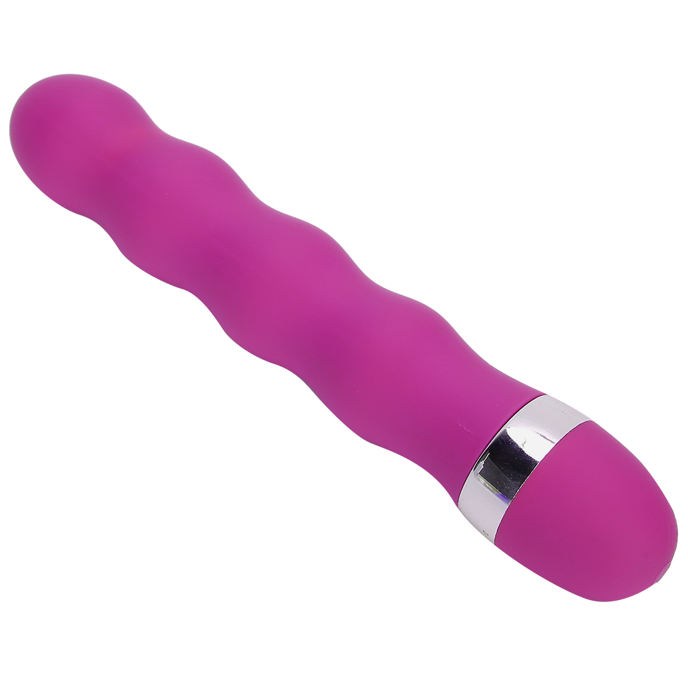 Ein pinkfarbener Vibrator mit wellenförmigem Design und einem silbernen Ring. Die Spitze ist abgerundet. Isoliert auf weißem Hintergrund.