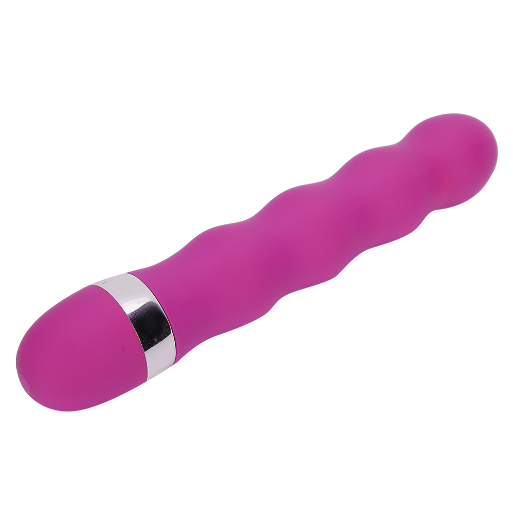 Ein pinkfarbener Vibrator mit einem geschwungenen, geriffelten Design und einem silbernen Band in der Nähe der Spitze. Der Hintergrund ist weiß.