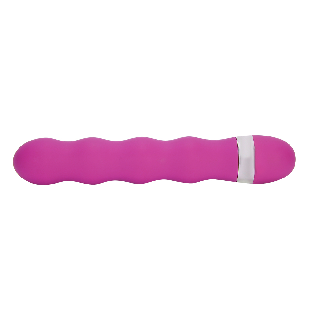 Ein pinkfarbener Vibrator mit wellenförmigem Körper und einem silbernen Band an der abgerundeten Spitze, vor weißem Hintergrund.