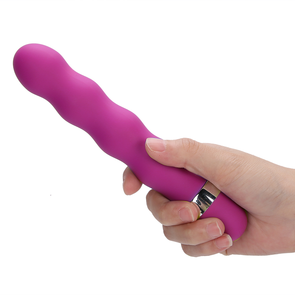 Eine Hand hält einen rosa Vibrator. Er hat einen abgerundeten Kopf und einen strukturierten, gebogenen Körper. Der Hintergrund ist weiß.