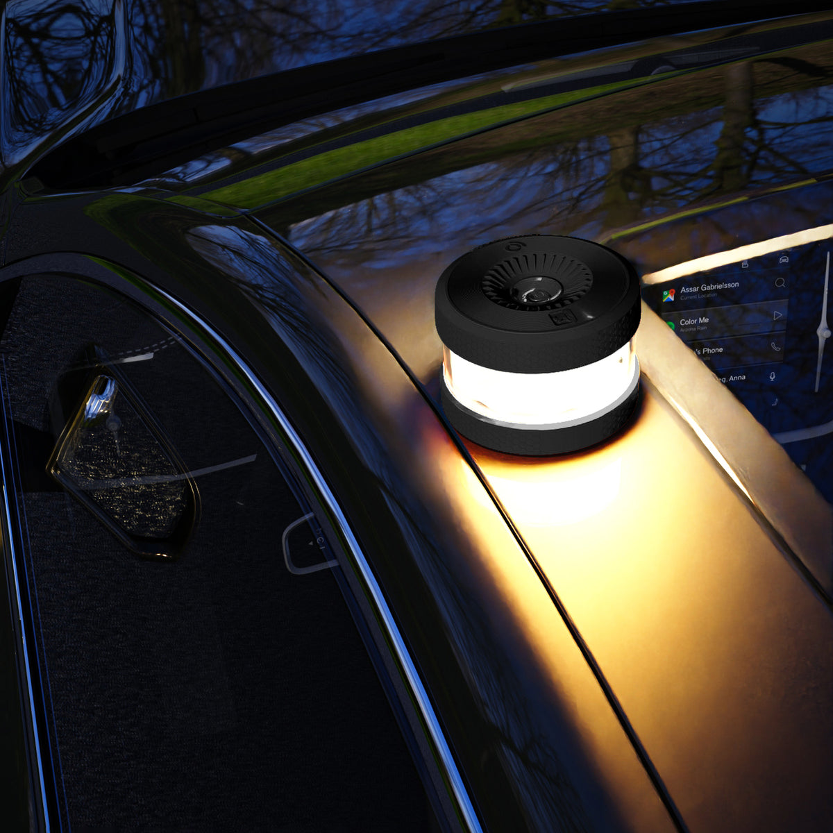 Una luz blanca y negra está sobre el capó de un coche. El coche es negro, reflejando el cielo y los árboles. La luz brilla.