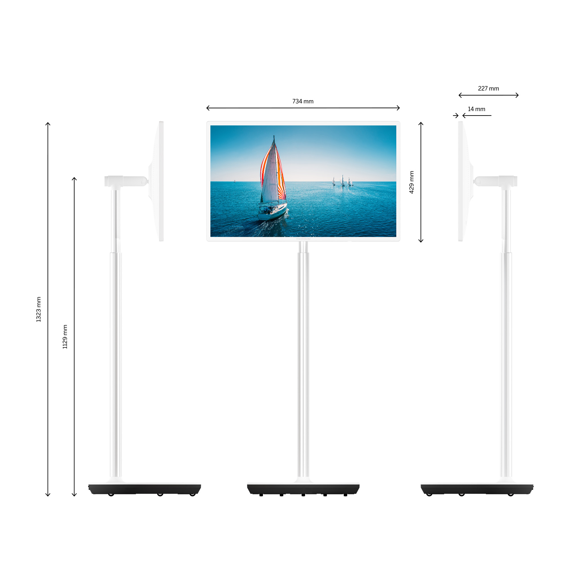 Una TV bianca su un supporto. Lo schermo mostra una barca a vela sull'acqua. Le misure sono indicate.
