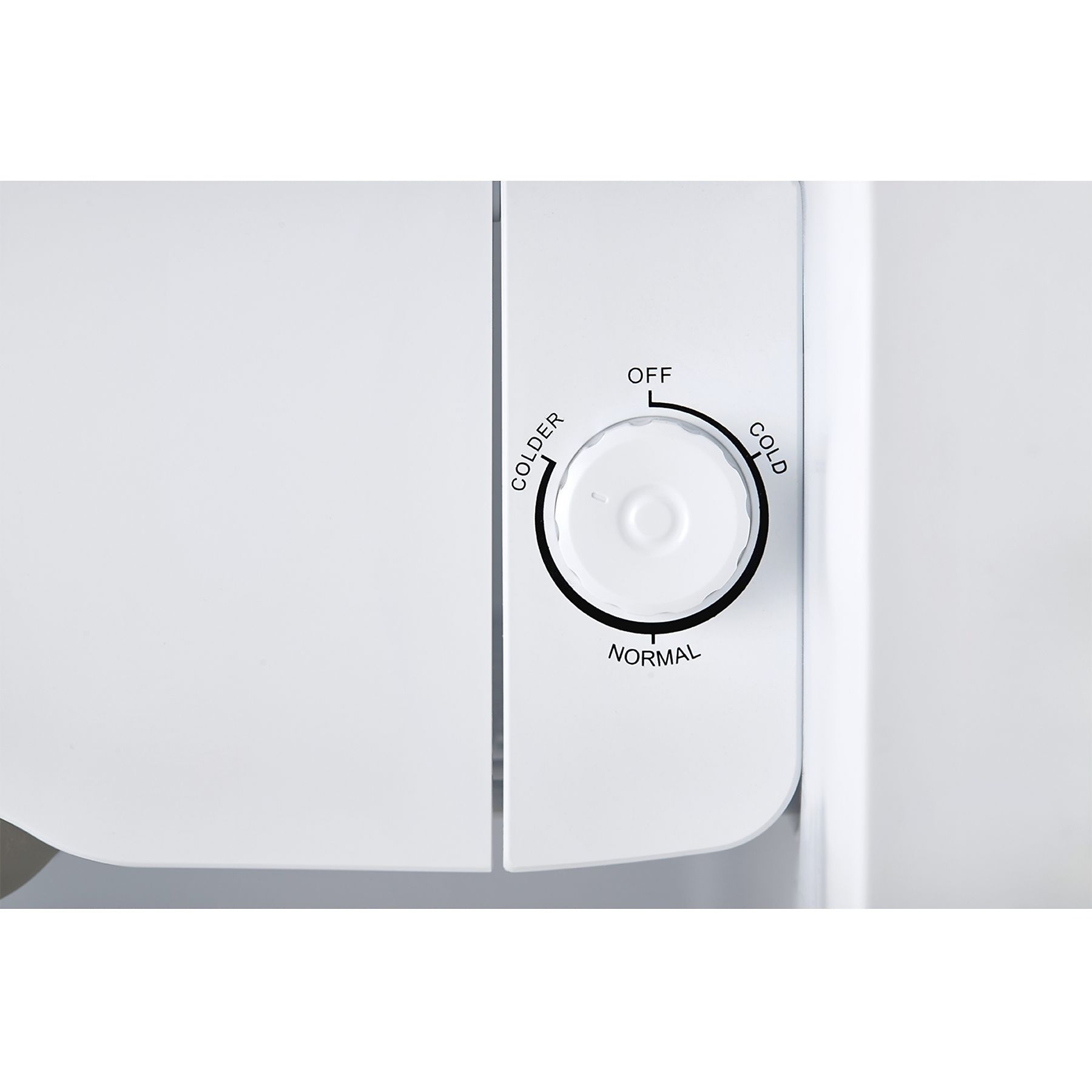 Primo piano di un componente bianco del frigorifero con manopola di controllo della temperatura. Impostazioni: OFF, Freddo, Normale e Più freddo.