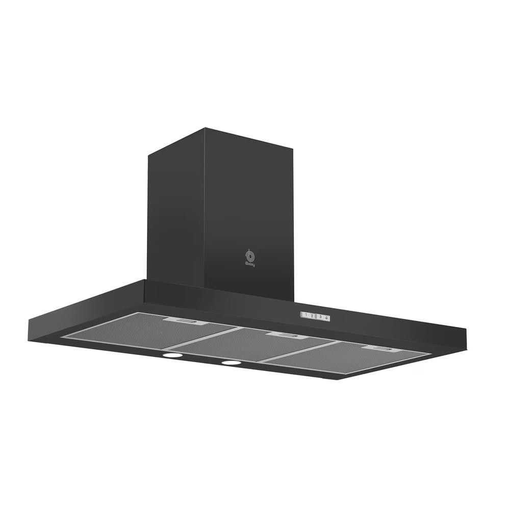 Una campana extractora negra con base rectangular y chimenea. Tiene una malla metálica y botones de control.