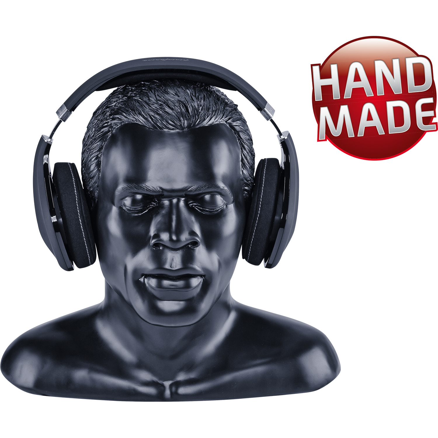 Ein schwarzer Schaufensterpuppenkopf trägt Kopfhörer. Der Hintergrund hat ein rotes und weißes 'HAND MADE' Logo.