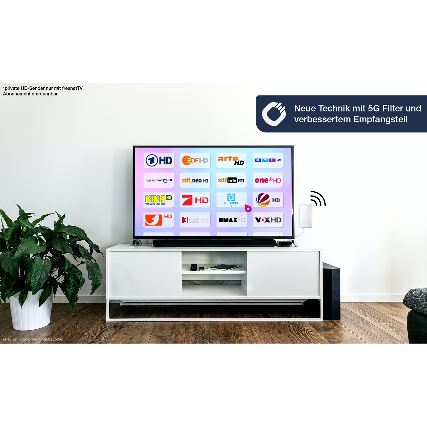 Ein Fernseher mit HD-Kanälen steht auf einem weißen Schrank. Links ist eine Pflanze. Text: Neue Technik mit 5G Filter...