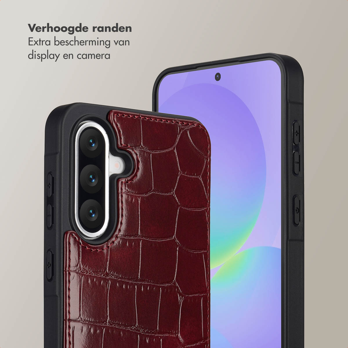 Close-up van een telefoon in een bordeauxrode leren hoes. De telefoon is zwart. Tekst: Extra bescherming voor display en camera.