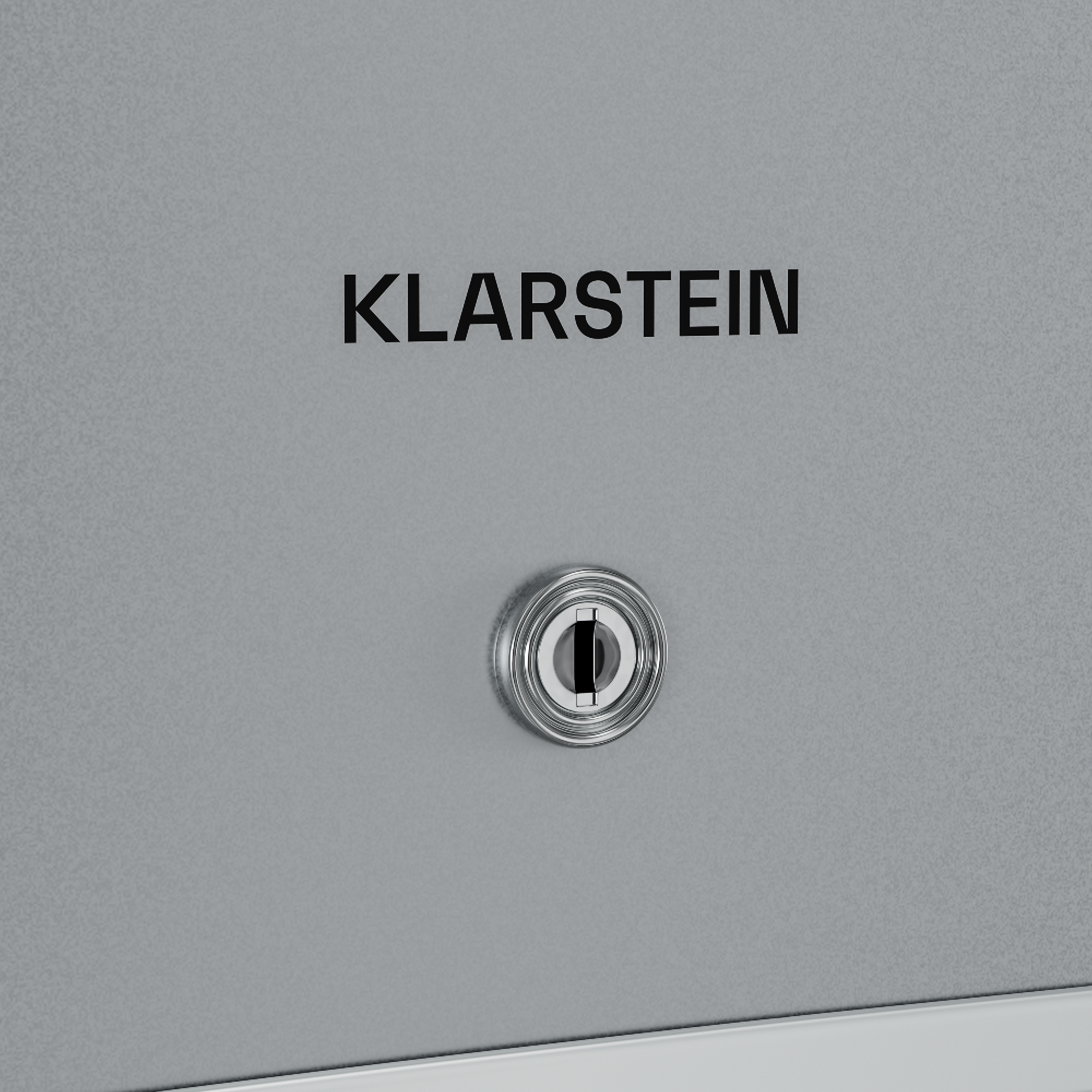 Una superficie grigia con la scritta KLARSTEIN in nero. Sotto, una serratura argentata.