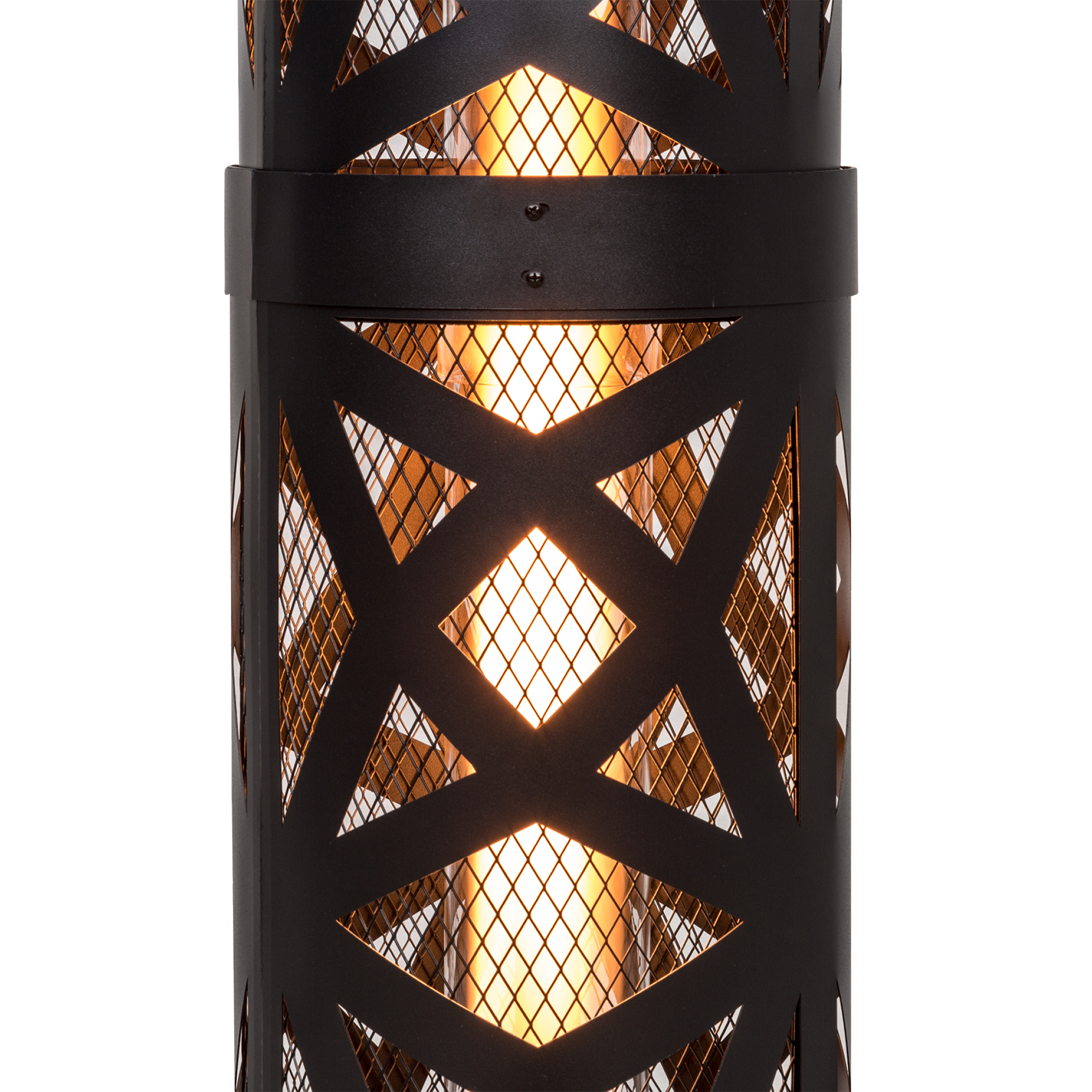 Schwarze Metalllampe mit rautenförmigen Aussparungen. Warmes Licht scheint durch das Gitter. Weißer Hintergrund.