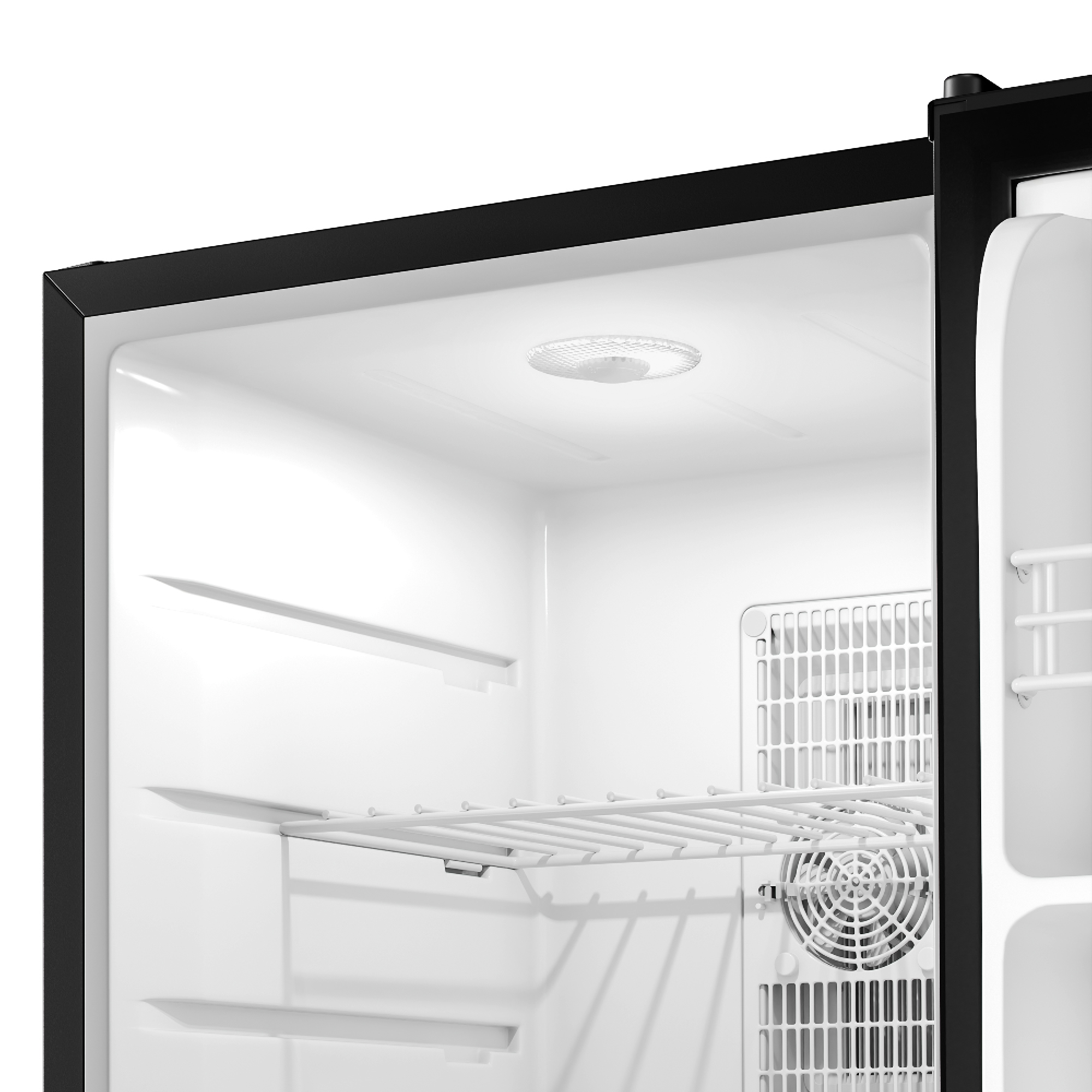 Vista interior de un pequeño refrigerador blanco con borde negro. Tiene estantes, un ventilador y una lámpara.