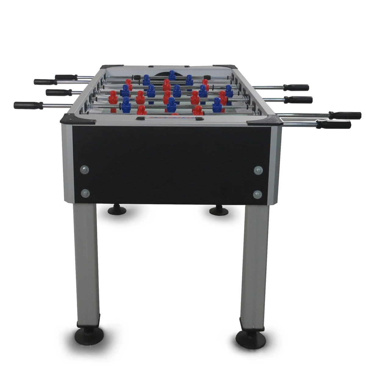 Een voetbaltafel met rode en blauwe spelers. Het heeft een zwarte behuizing, zilveren poten en handvatten aan elke kant. De achtergrond is wit.