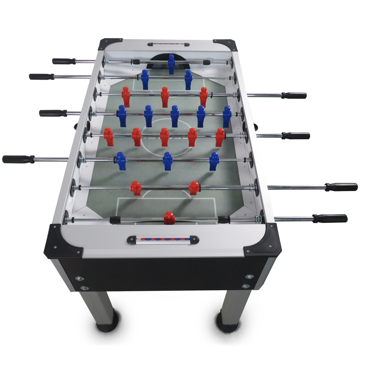 Een tafelvoetbaltafel met rode en blauwe spelers. De tafel is zilver met zwarte accenten en poten. Het veld is groen.