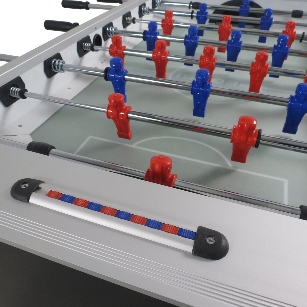 Tafelvoetbal met rode en blauwe spelers. De tafel is grijs, met witte lijnen en een groen veld.