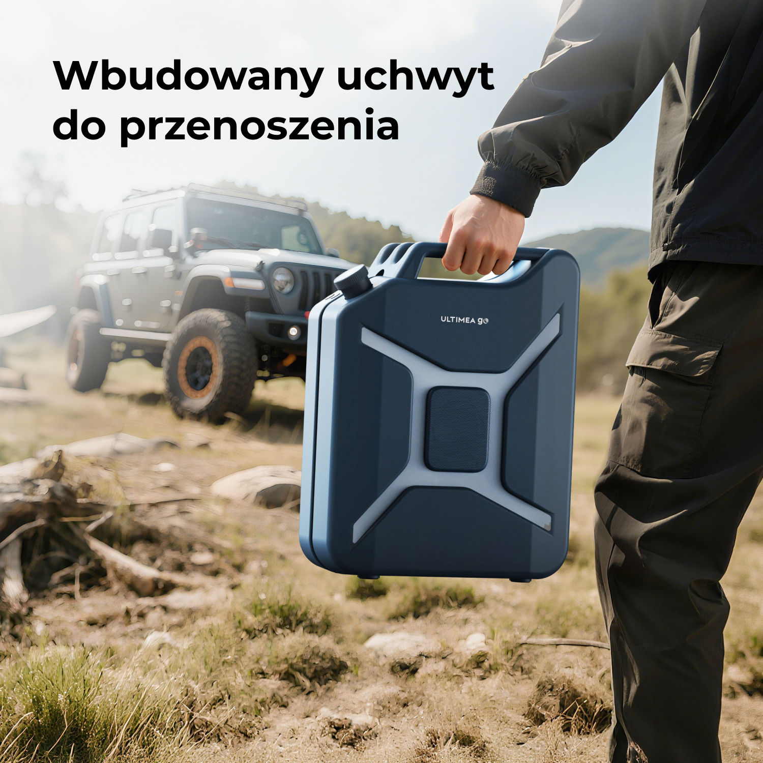 Osoba trzyma niebieski pojemnik z uchwytem. W tle widać Jeepa. Scena rozgrywa się na zewnątrz, prawdopodobnie w słoneczny dzień.