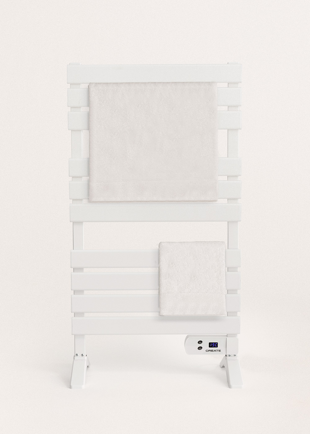 Un toallero blanco con dos toallas blancas. El rack tiene una pantalla digital que muestra 19 grados. El fondo es liso.