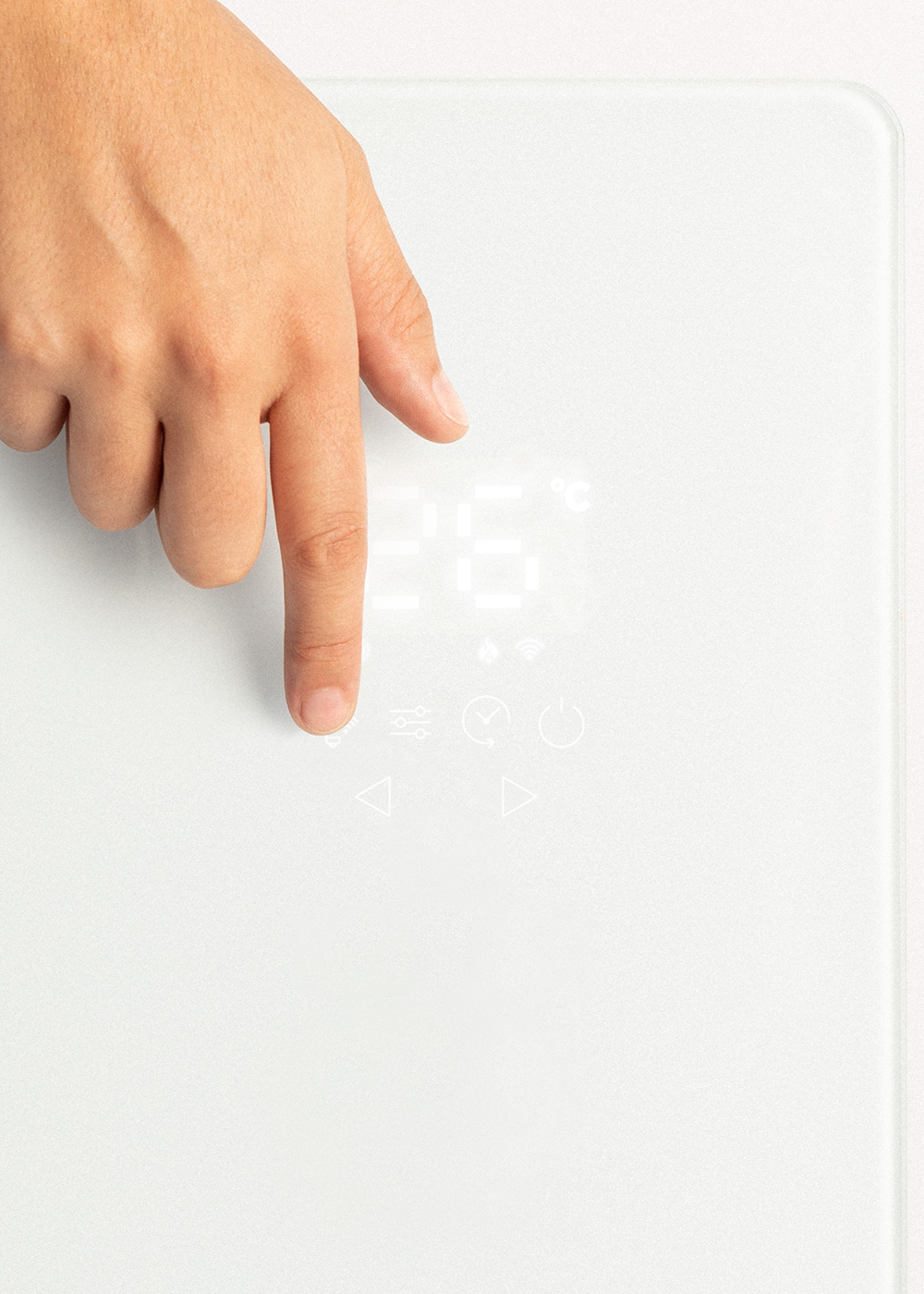 Una mano toca un panel blanco con una pantalla digital que muestra '26'. Debajo de la pantalla hay símbolos y controles.