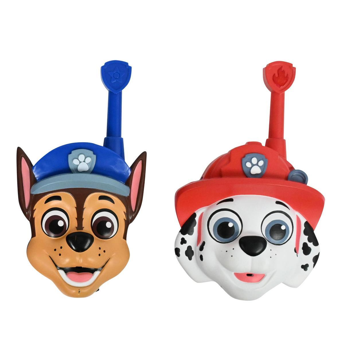 Dos juguetes de personajes de Paw Patrol: Chase en azul y Marshall en rojo. Ambos tienen sombreros y antenas.