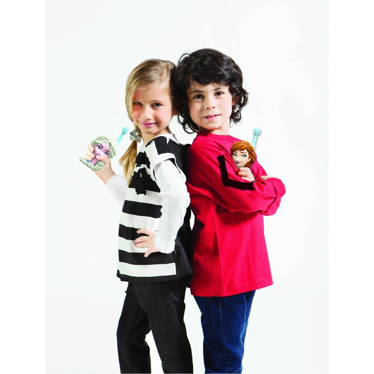 Dos niños de espaldas, sosteniendo juguetes. La niña lleva una camisa a rayas, el niño una camisa roja. Ambos sonríen a la cámara.