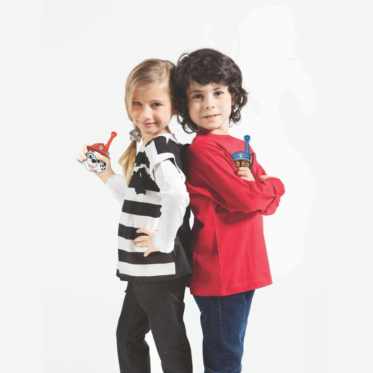 Dos niños de espaldas. Uno sostiene un juguete, el otro tiene los brazos cruzados. Ambos visten con temática de Paw Patrol.