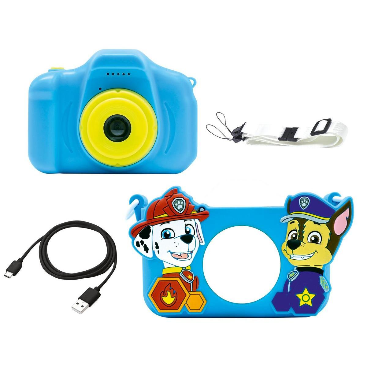 Cámara de juguete azul con lente amarilla, una funda de cámara para perros, un cable de carga y una correa para el cuello blanca.