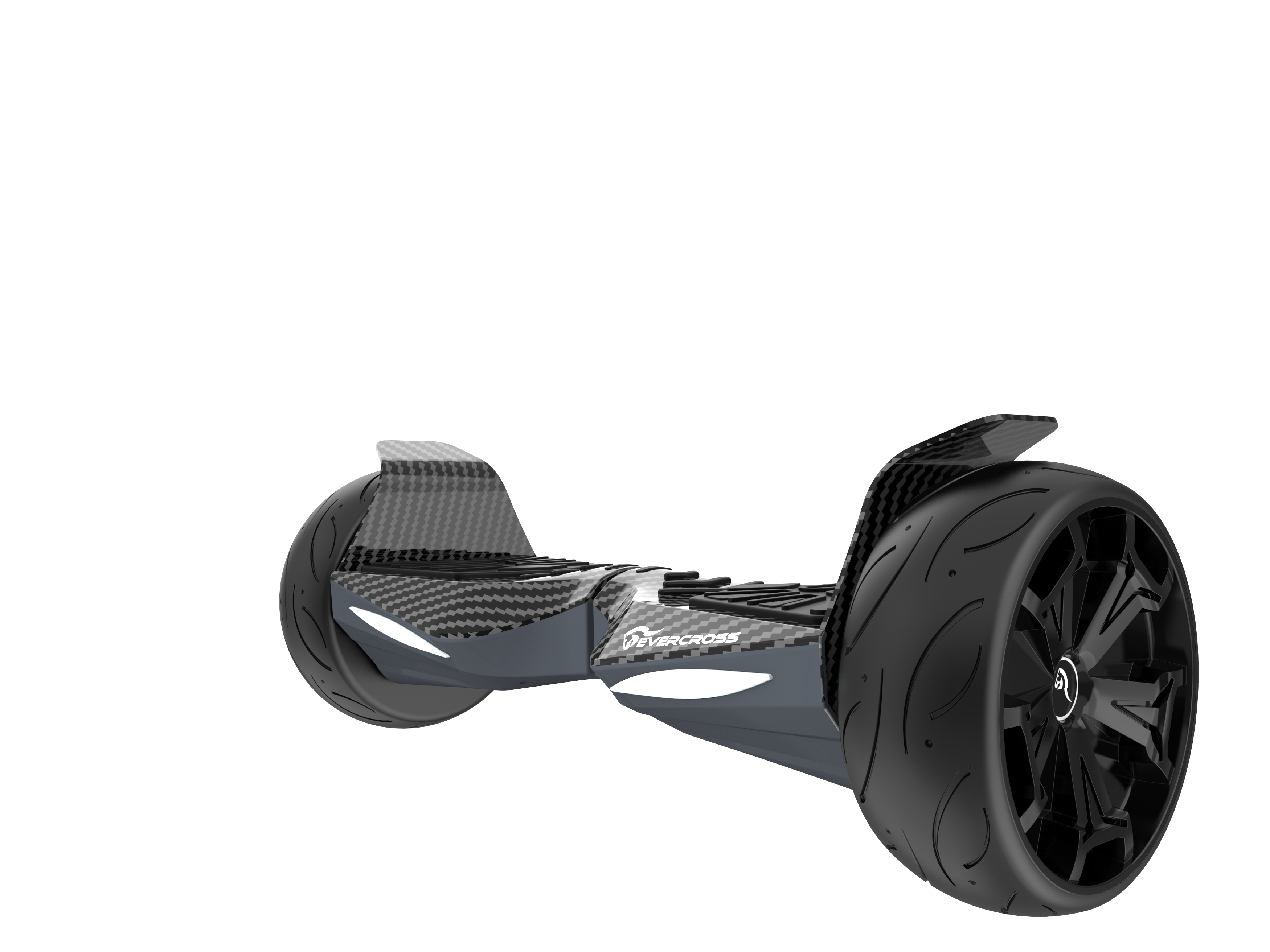 Un hoverboard con detalles de fibra de carbono sobre fondo negro. Tiene ruedas negras grandes con el logo Evercross.