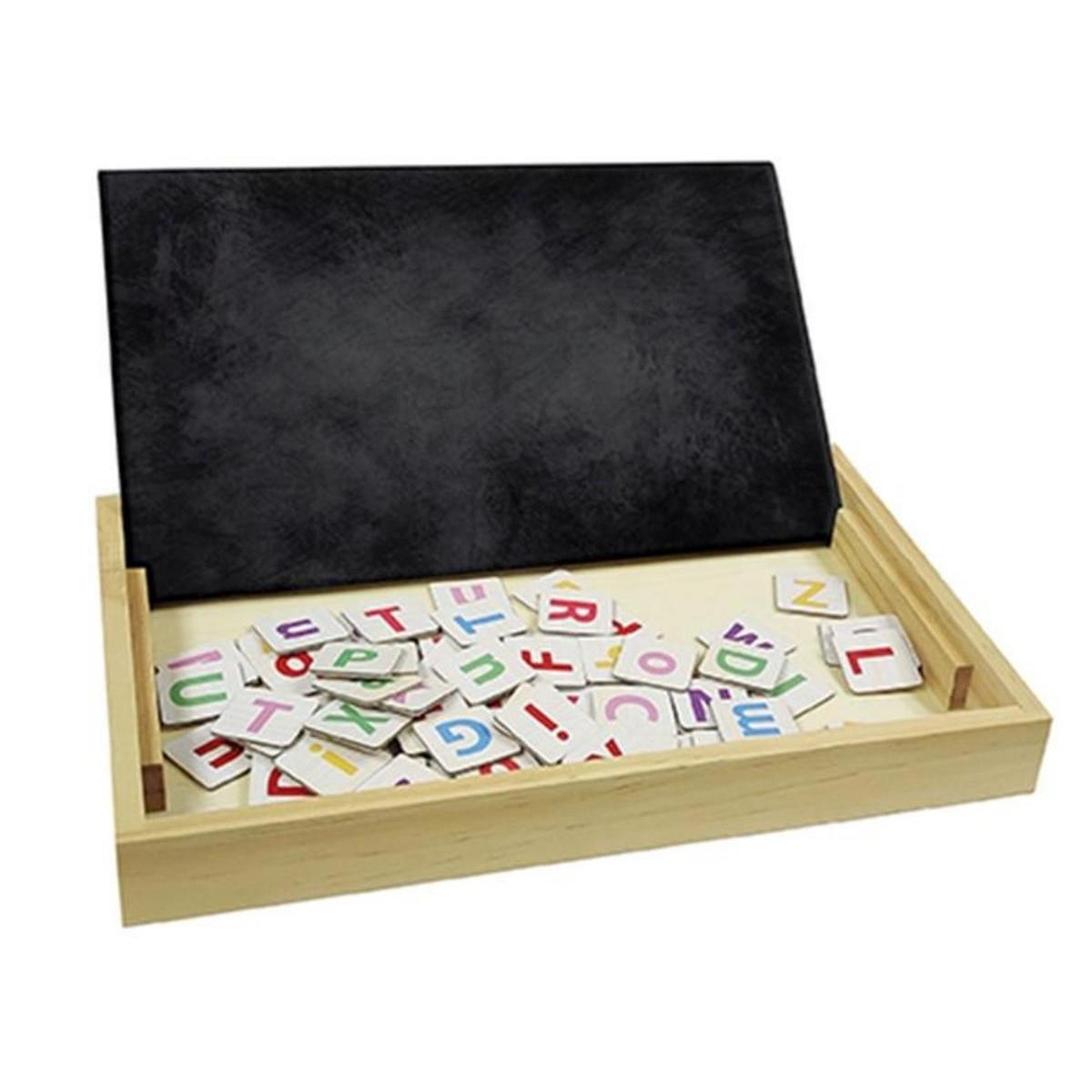 Caja de madera con letras y tapa negra. Letras de varios colores dispersas dentro de la caja.