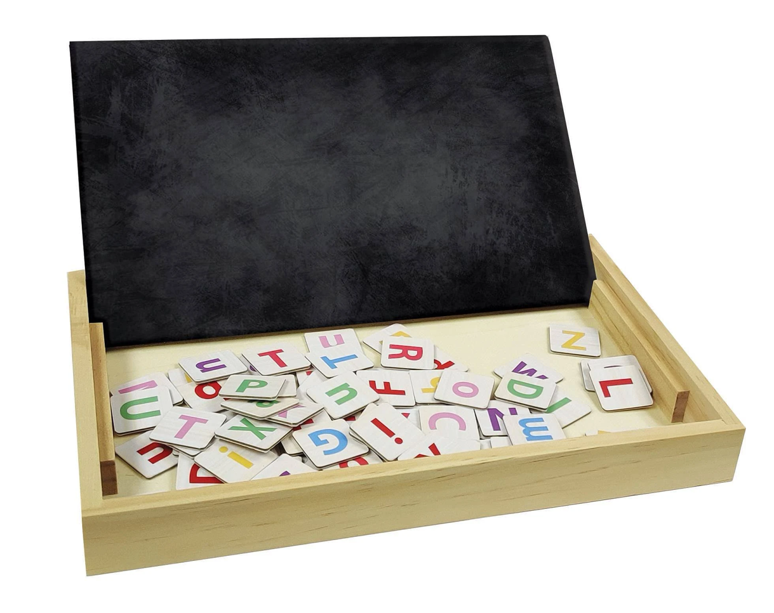 Caja de madera con una pizarra negra y fichas de alfabeto esparcidas. Las letras son coloridas.