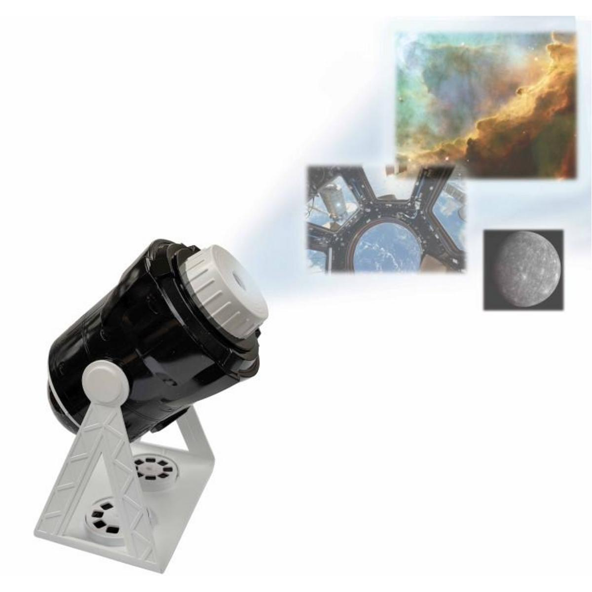 Un proyector negro sobre un soporte blanco proyecta imágenes del espacio: una nebulosa, una ventana de la estación espacial y un planeta.