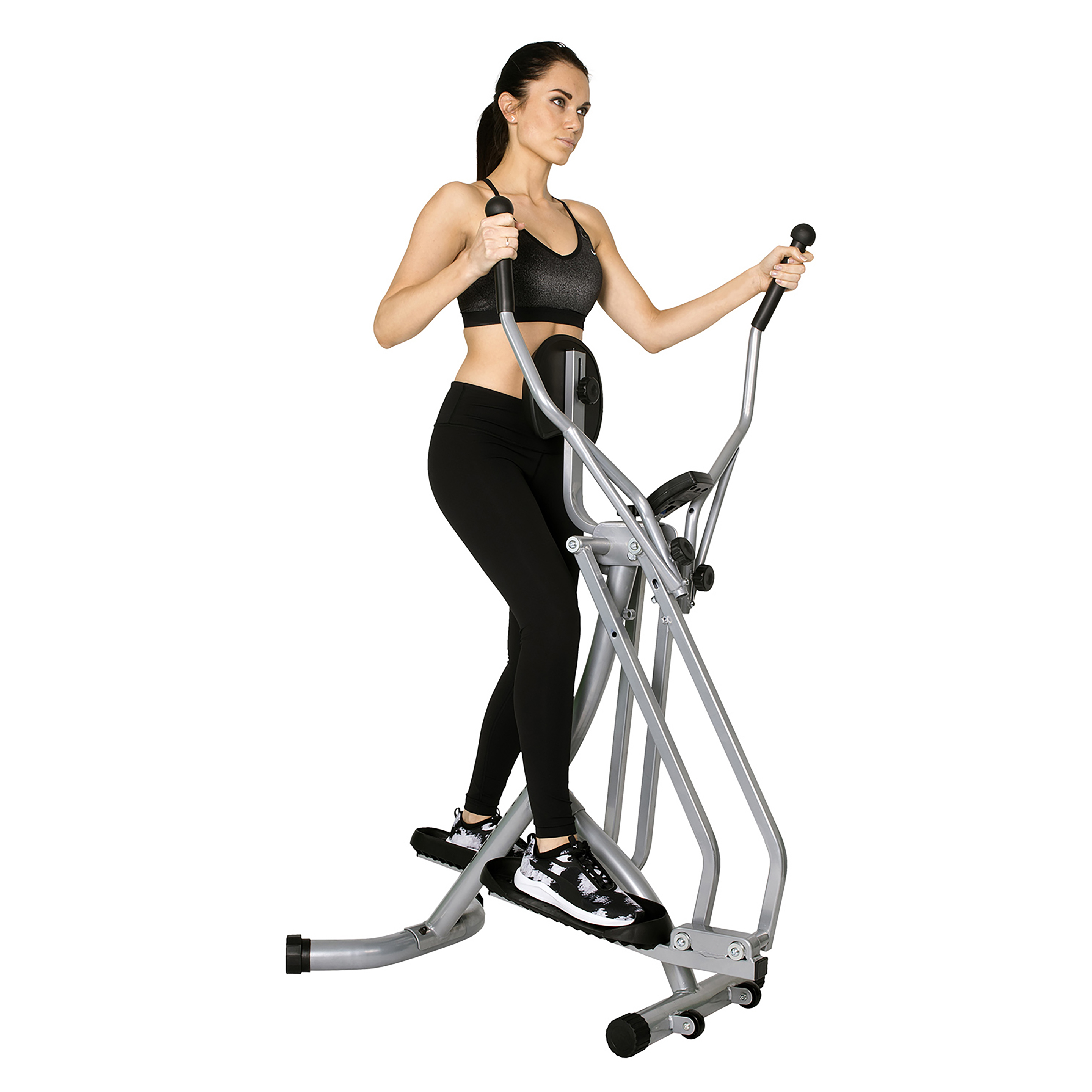 Eine Frau trainiert auf einem silbernen Crosstrainer, trägt schwarze Sportkleidung, vor weißem Hintergrund.