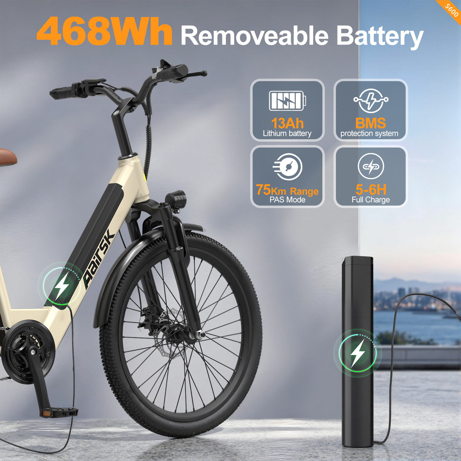 Ein Elektrofahrrad mit cremefarbenem Rahmen wird neben einer schwarzen Ladestation aufgeladen. Zu den Merkmalen gehört ein 13 Ah Lithium-Akku.