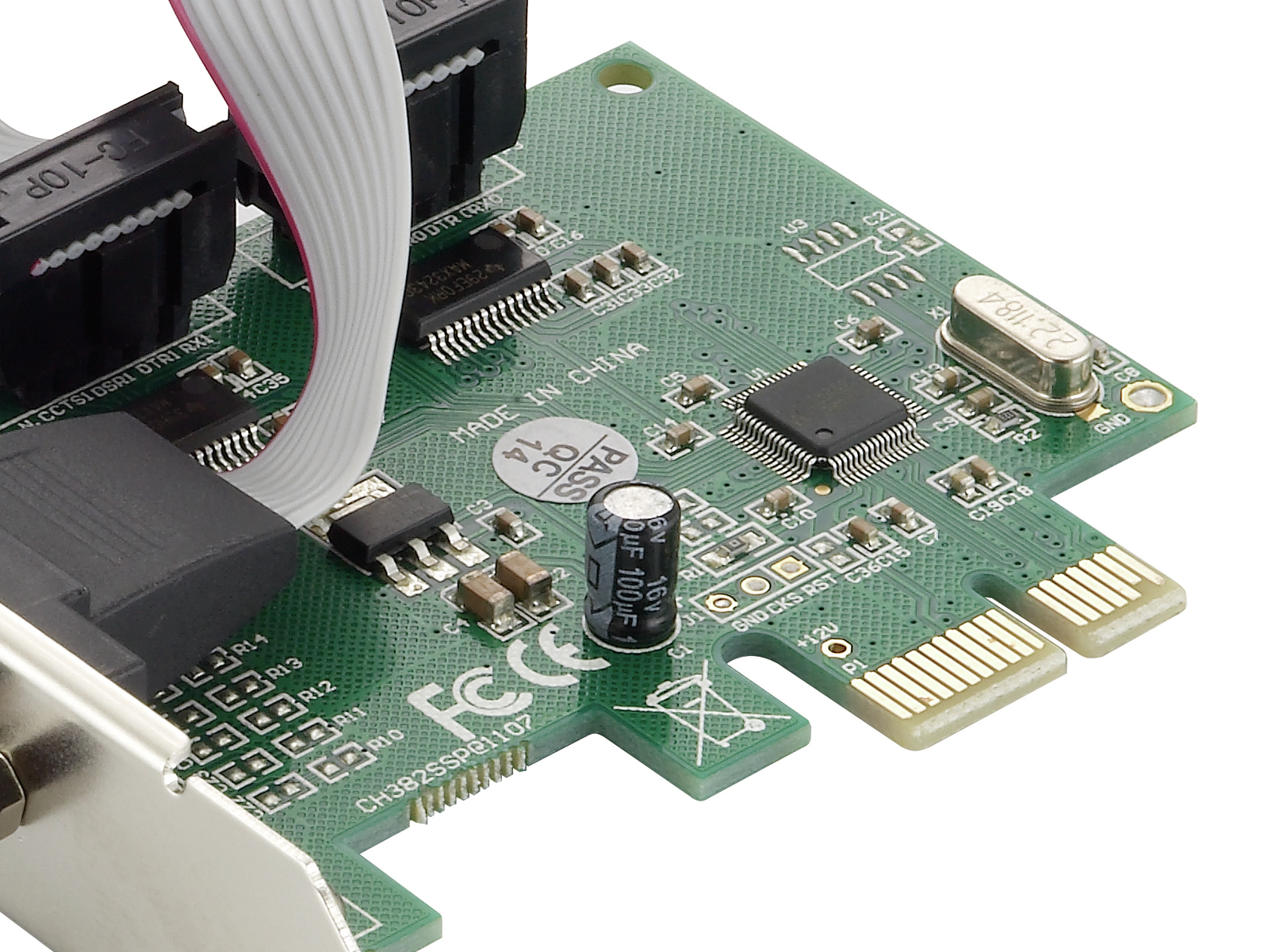 Una placa de circuito verde con chips, conectores y un cable plano. Tiene texto que dice 'Made in China' y 'FCC'.