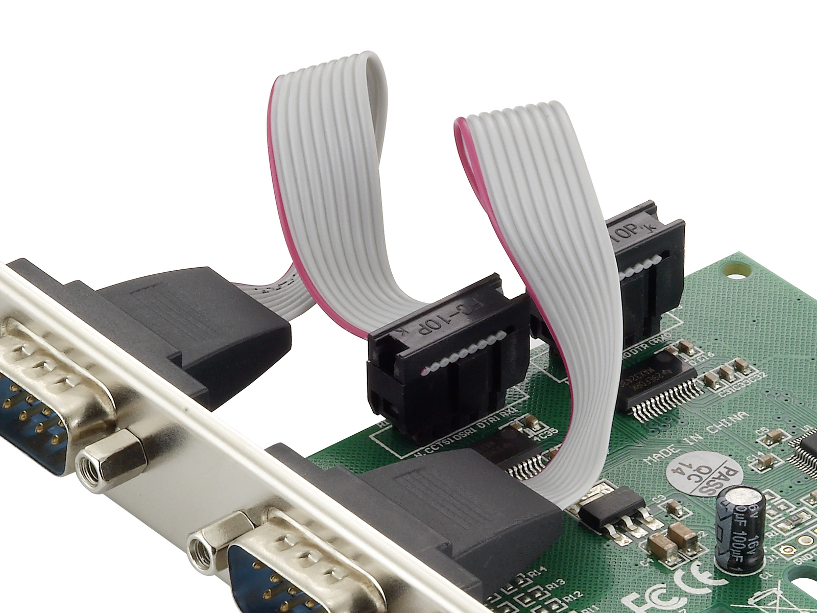 Primer plano de una placa de circuito con cables de cinta grises y conectores negros. La placa es verde con varios componentes electrónicos.